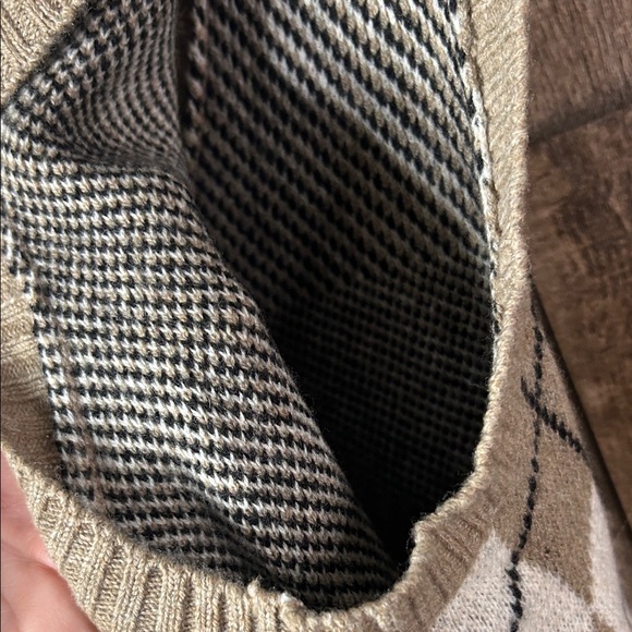 Classic Merino wool Sweater Vest in Brown and White - Picture 13 of 13